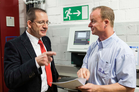 El Sr. Hages, ingeniero de Kaeser, y el Sr. Baumgarten, empleado de la ZF Friedrichshafen, hablan sobre los planos de la estación de aire comprimido